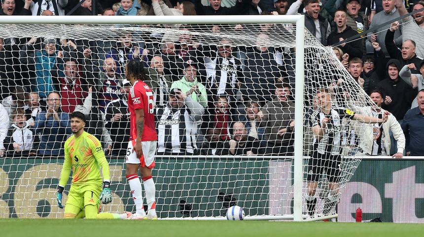 Altay Bayındır ilk Premier Ligi maçına çıktı! Yediği goller sonrası ülkede gündem oldu... 96 yıl sonra bir ilk!