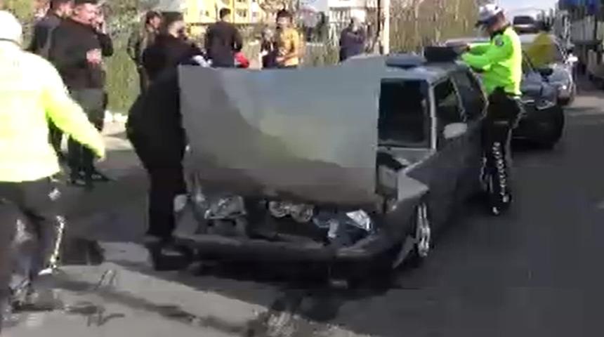  Otomobil, hafif ticari araca çarptı: 6 yaralı