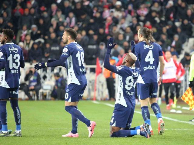 Fenerbahçe Sivasspor deplasmanından 3-1 galibiyetle ayrıldı! Sarı-Lacivertliler zorlu karşılaşmadan 3 puanla ayrılarak Galatasaray'ı takibi sürdürdü