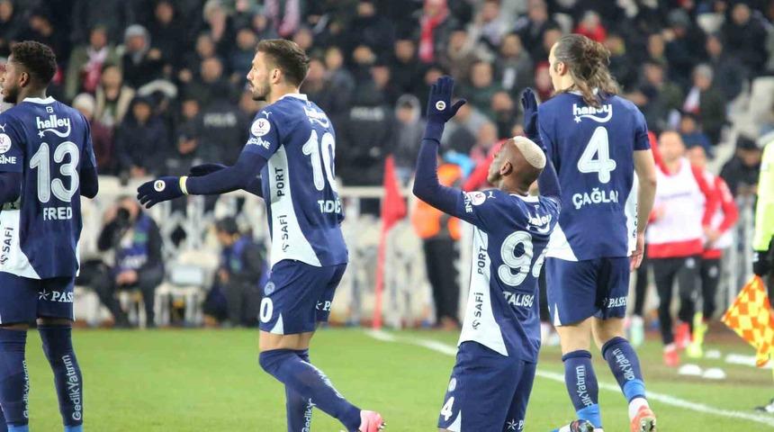 Fenerbahçe Sivasspor deplasmanından 3-1 galibiyetle ayrıldı! Sarı-Lacivertliler zorlu karşılaşmadan 3 puanla ayrılarak Galatasaray'ı takibi sürdürdü