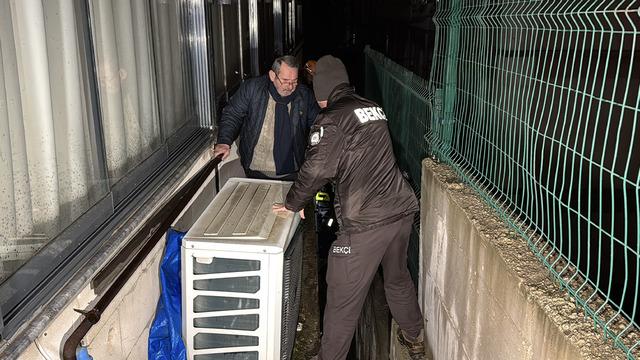 Karabük'te iki duvar arasındaki boşluğa düşen kişiyi AFAD ekipleri kurtardı