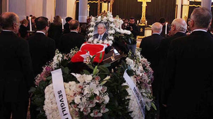 Efsane doktor Türk bayrağıyla uğurlandı