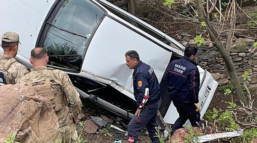 Hakkari’de otomobil şarampole yuvarlandı: 4 yaralı
