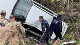 Hakkari’de otomobil şarampole yuvarlandı: 4 yaralı