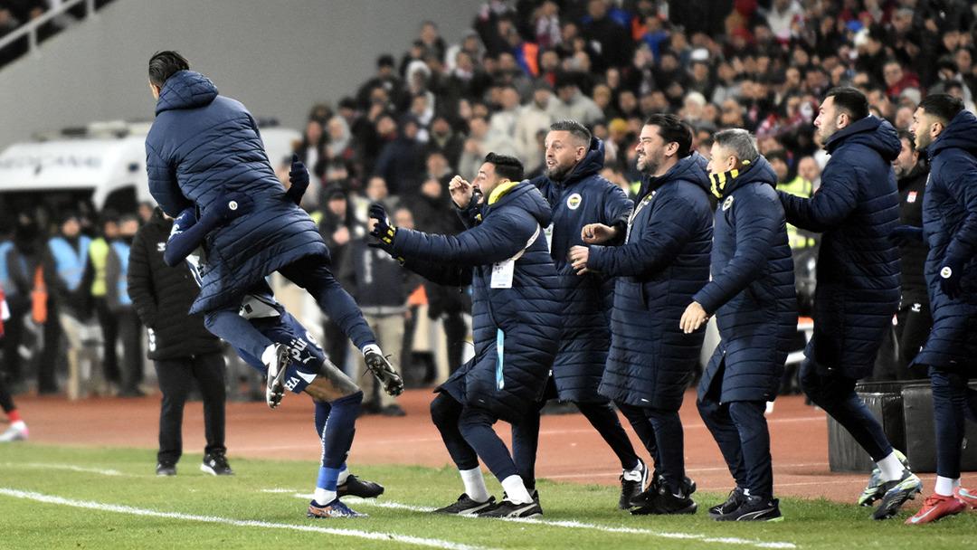 Fenerbah&ccedil;e kazandı, Galatasaray ile olan farkı tekrar 3'e d&uuml;ş&uuml;rd&uuml;! Ma&ccedil;ın ardından Sergen Yal&ccedil;ın'dan canlı yayında şampiyonluk değerlendirmesi