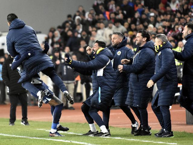 Fenerbahçe kazandı, Galatasaray ile olan farkı tekrar 3'e düşürdü! Maçın ardından Sergen Yalçın'dan canlı yayında şampiyonluk değerlendirmesi