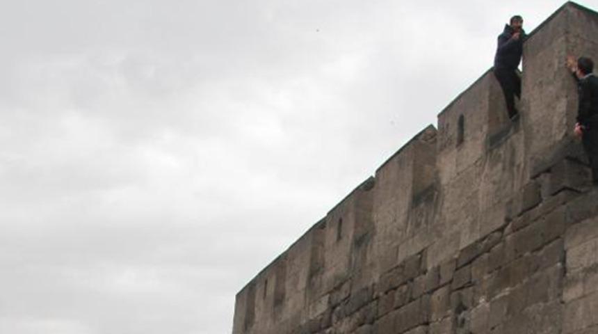 Kale surlarındaki intihar girişimcisine 'Atla' dediler