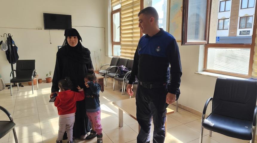 Zabıta sokak sokak kayıp kardeşlerin annesini aradı