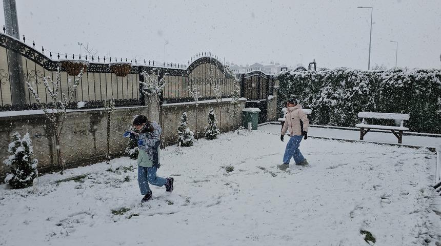 Kayseri'de lapa lapa kar yağdı