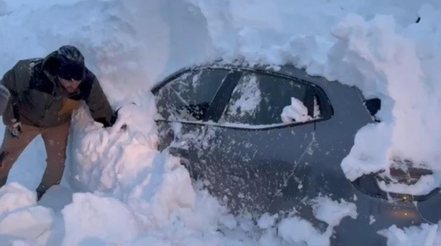 Film sahnelerini aratmayan kurtarma çalışması: Tonlarca ağırlıktaki kar kütlesinin altında kalan otomobil böyle çıkarıldı
