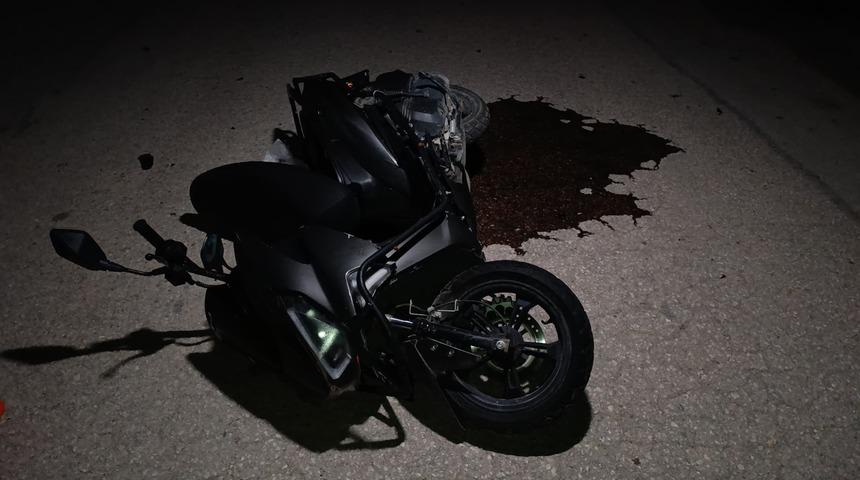 Otomobil ile motosiklet kafa kafaya çarpıştı: 1’i ağır 2 yaralı