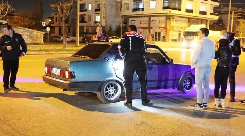 Aksaray’da emniyet ekiplerinden şok uygulama: Araçlar ve şahıslar didik didik aranıyor