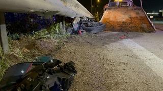 Seyir halindeki motosikletli önce kamyonete, ardından bariyerlere çarparak hayatını kaybetti