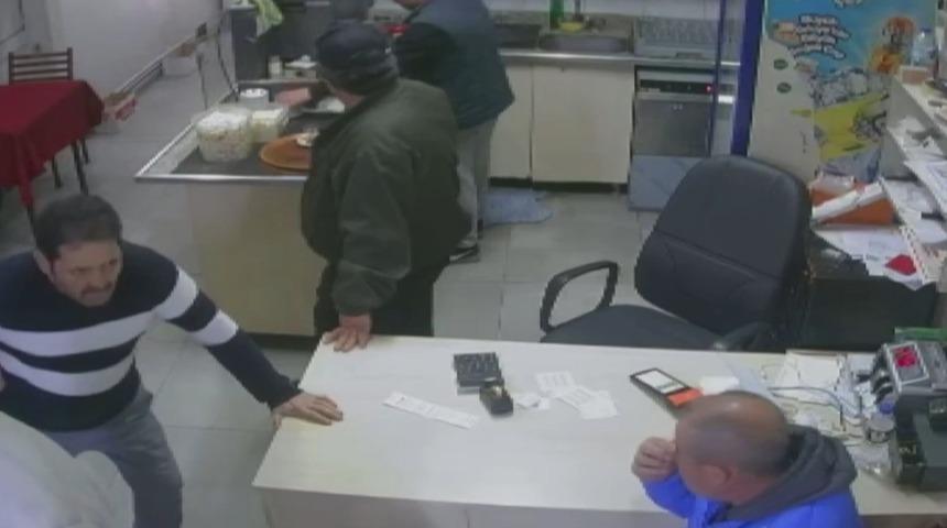 Kalp krizi geçiren vatandaş yardım istemek için kıraathaneye sığındı... O anlar kamerada