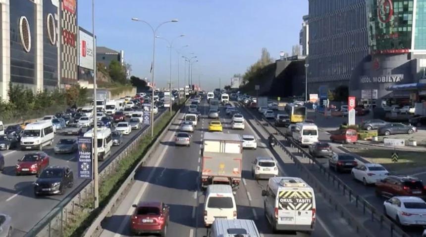 Yeni haftanın ilk gününde İstanbul trafiği! Araçlar güçlükle ilerledi