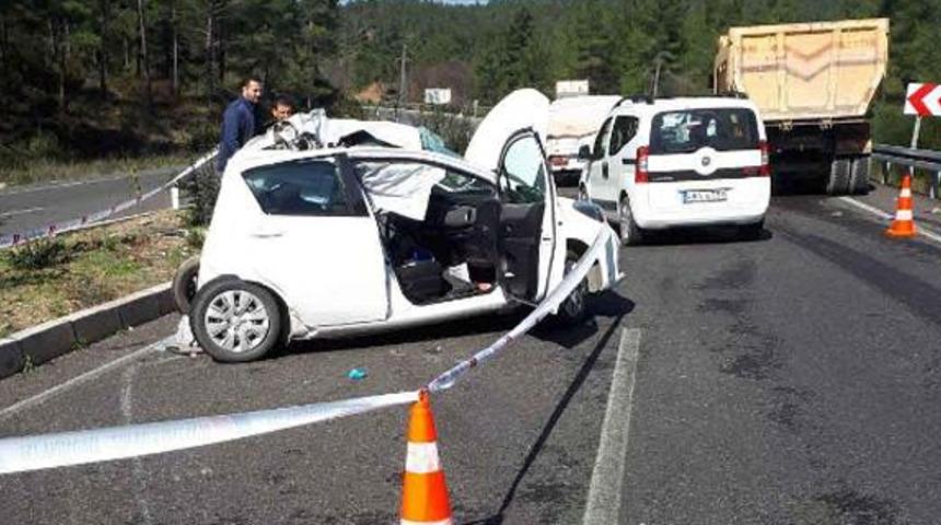 Emniyet şeridindeki otomobile kamyon çarptı; genç mimar öldü