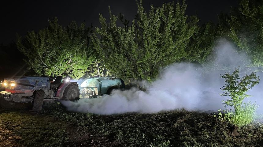 Çiftçiler, zirai dona karşı traktörlerle sis bulutu oluşturup sabaha kadar nöbet tutuyor