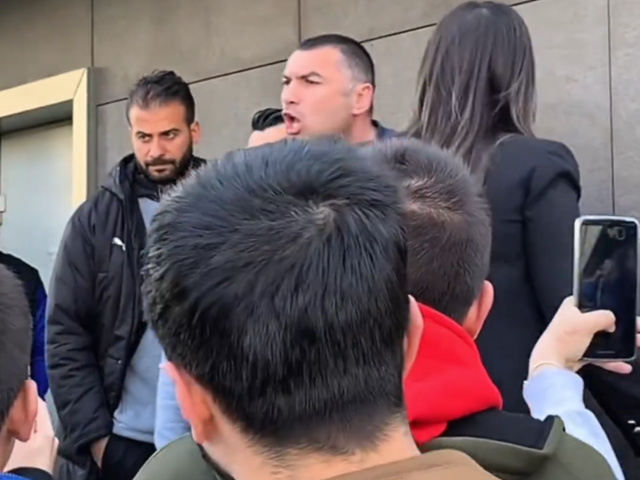 Burak Yılmaz Fenerbahçe sözlerini duyunca çıldırdı, taraftarın üzerine yürüdü! "Ne diyorsun lan sen"