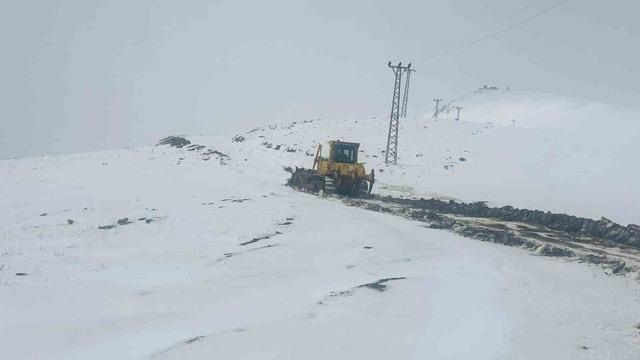 Hakkari’de kar yağışı nedeniyle bazı yollar kapandı
