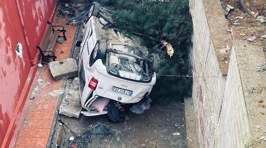 İstinat duvarından boşluğa düştü! 2 aralı