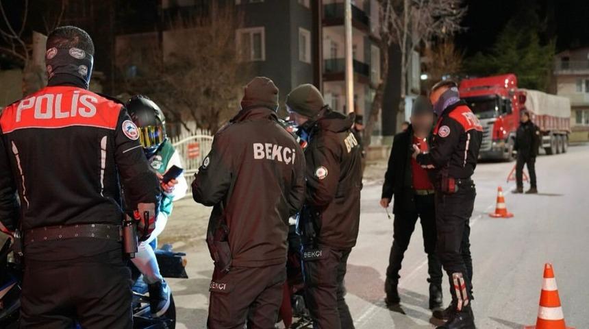 Hakkında arama kararı bulunan 41 kişi bir haftada yakalandı! Isparta’da 2 binden fazla sürücüye para cezası