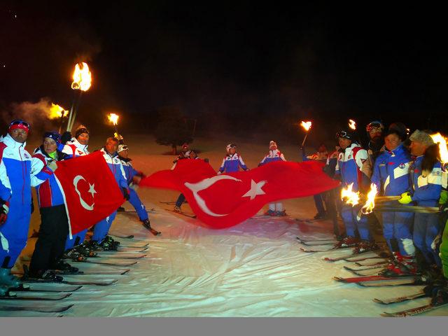 Bursa'da kayakçılar federasyona tepki için kayak takımlarını yaktı