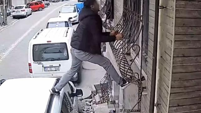 İstanbul'da çamaşır hırsızı kameraya yakalandı! Cama Tarzan gibi tırmandı, rahatlığı 'pes' dedirtti