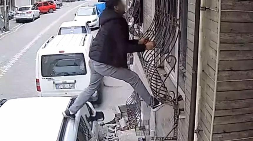 İstanbul'da çamaşır hırsızı kameraya yakalandı! Cama Tarzan gibi tırmandı, rahatlığı 'pes' dedirtti