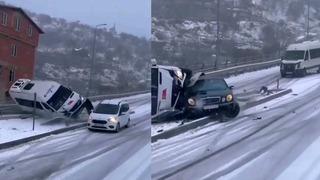 Kayseri'de yollar buz pistine döndü, faciaya ramak kaldı! Minibüs devrildi, otomobil refüje çarptı