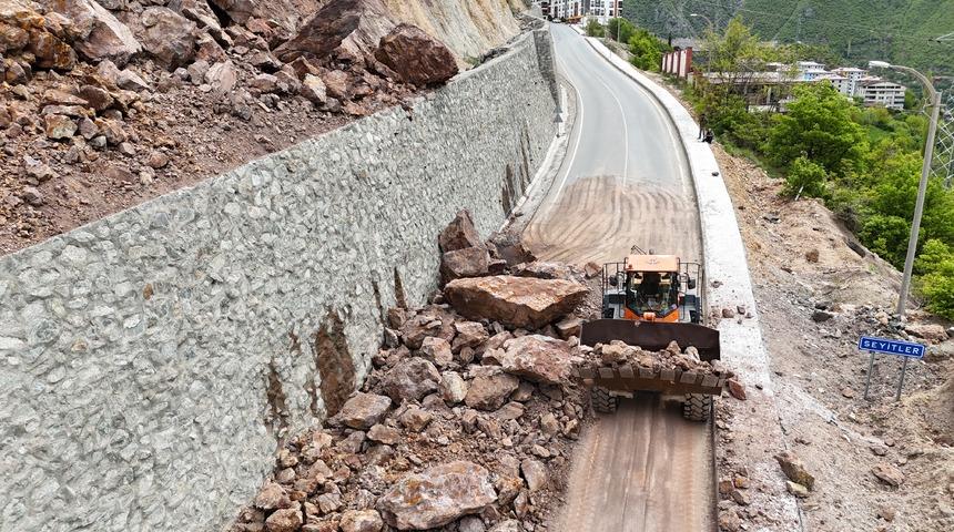 Artvin'de heyelan anı cep telefonu kamerasına yansıdı