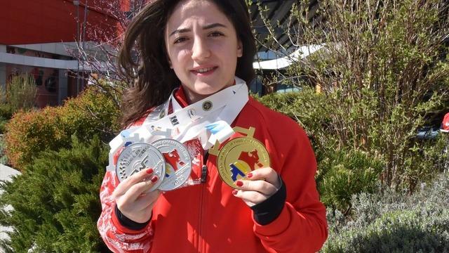 Milli halterci Cansu Bektaş'ın üçüncü Avrupa şampiyonluğu sevinci