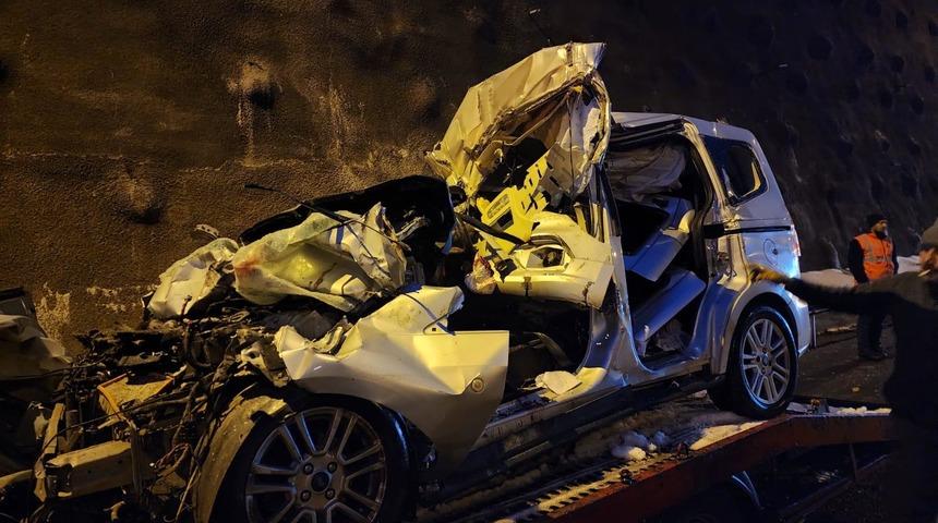 Düzce'de hafif ticari araç kamyona çarptı: 2 kişi hayatını kaybetti, 2 kişi yaralandı