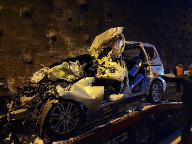 Düzce'de kamyona çarpan hafif ticari araçtaki 2 kişi öldü, 2 kişi yaralandı