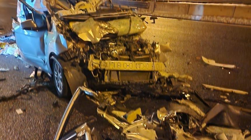 Düzce'de kamyona çarpan hafif ticari araçtaki 2 kişi öldü, 2 kişi yaralandı