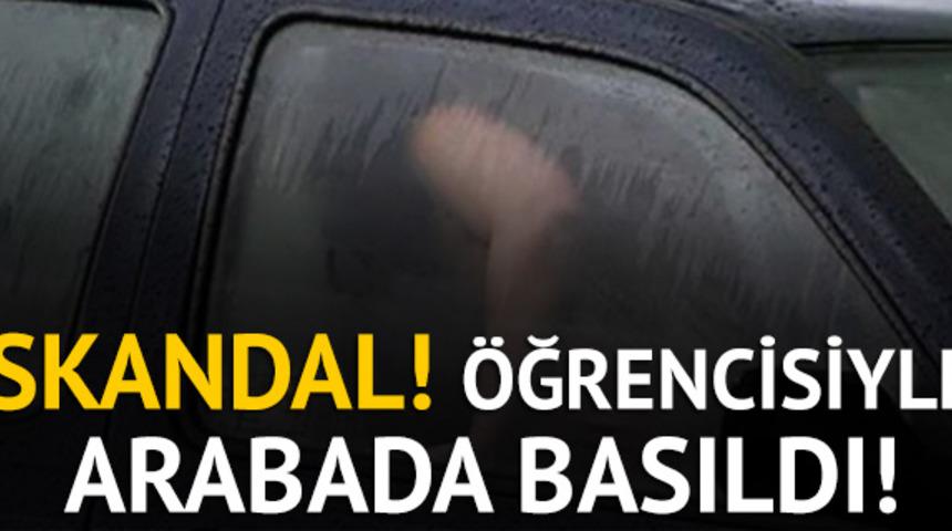 ABD'de skandal: &Ouml;ğretmen &ouml;ğrencisi ile arabada basıldı!