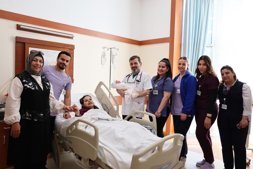 Beyin tümörünü yendi: Genç kadın sağlığına ve anneliğe kavuştu! Sağlıklı bir bebek dünyaya getirdi... 1