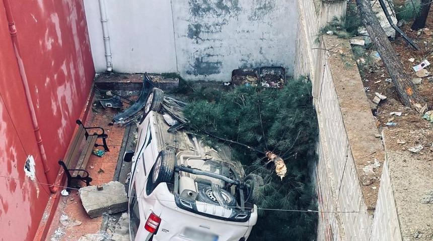 Mardin'de hafif ticari araç istinat duvarından düştü! 2 kişi yaralandı