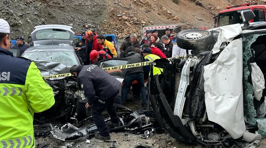 Trabzon Dernekpazarı'nda iki araç kafa kafaya çarpıştı: 7 yaralı