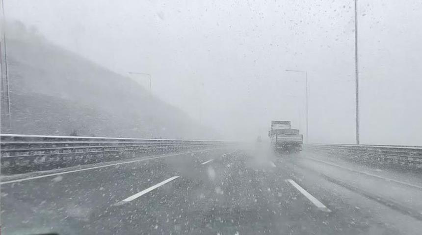 Otoyolda kar, görüş mesafesini 10 metreye kadar düşürdü