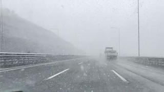 Otoyolda kar, görüş mesafesini 10 metreye kadar düşürdü
