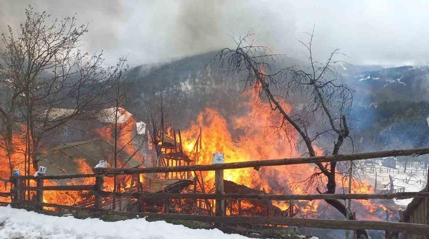Alevlere teslim olan 3 katlı ahşap ev küle döndü