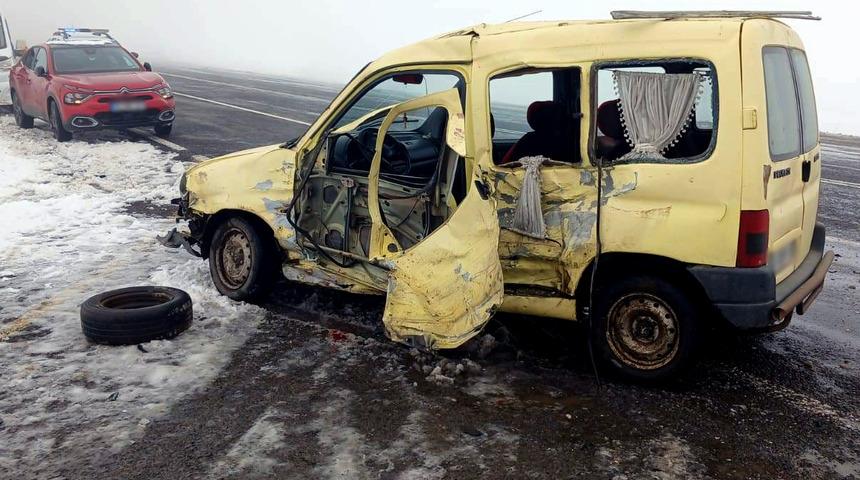 Kars'ta kamyonet ile hafif ticari araç çarpıştı! 4 kişi yaralandı