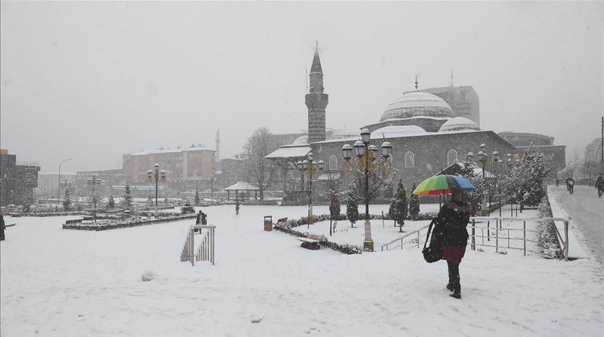Erzurum’da kar yağışı etkili oluyor