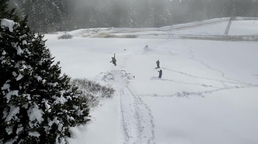 Kümbet Yaylası'nda ilkbaharda yağan karda snowboard keyfi yaşadılar