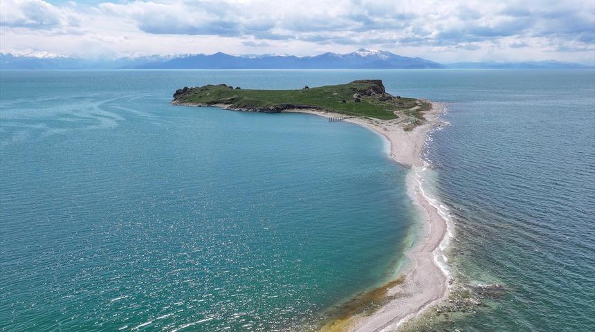 Van Gölü çekildikçe Çarpanak Adası'na giden antik yol ortaya çıkıyor