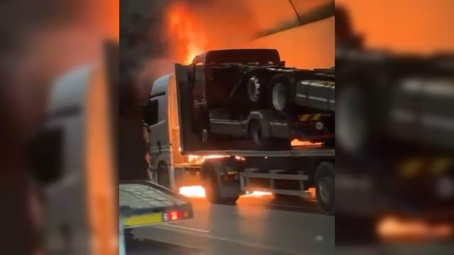 Sabiha Gökçen Havalimanı Tüneli'nde TIR yangını! Kullanılamaz hale geldi