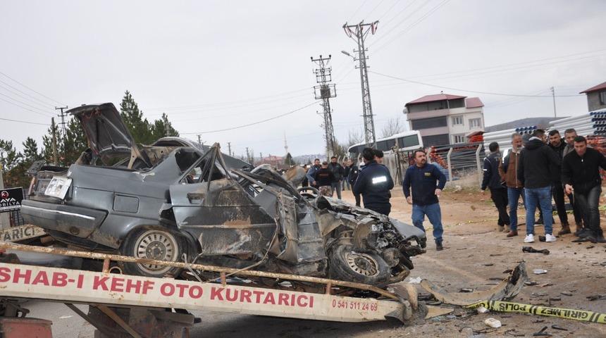 Kahramanmaraş'ta feci kaza! Otomobil hurdaya döndü: 3 ölü, 3 yaralı