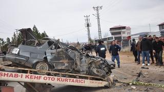 Kahramanmaraş'ta feci kaza! Otomobil hurdaya döndü: 3 ölü, 3 yaralı