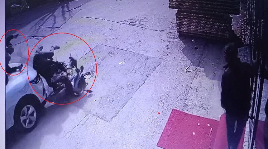 Otomobilin çarptığı motosikletli yaralandı, arkasındaki yolcu kaçtı; o anlar kamerada
