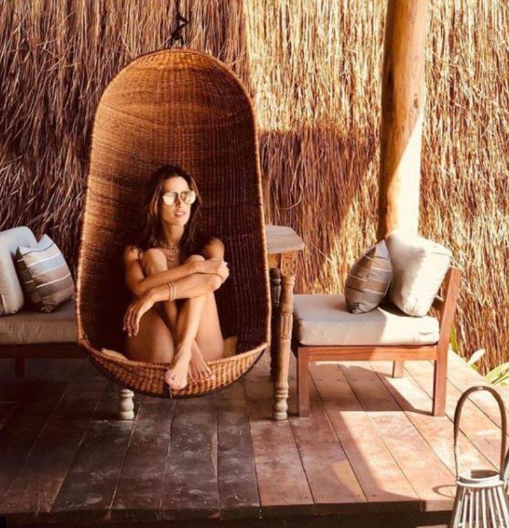 Alessandra Ambrosio'dan çırılçıplak tatil pozu G3